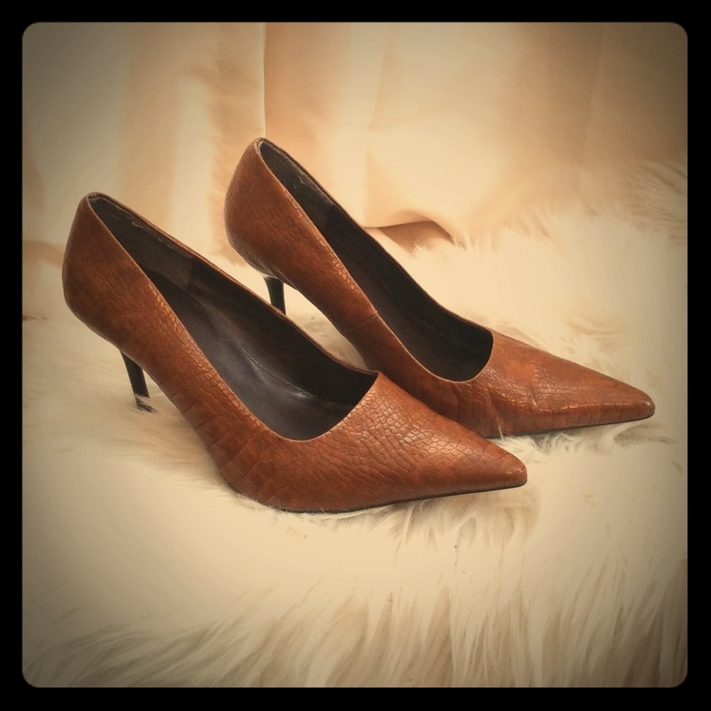 Delicious faux snake skin heels.